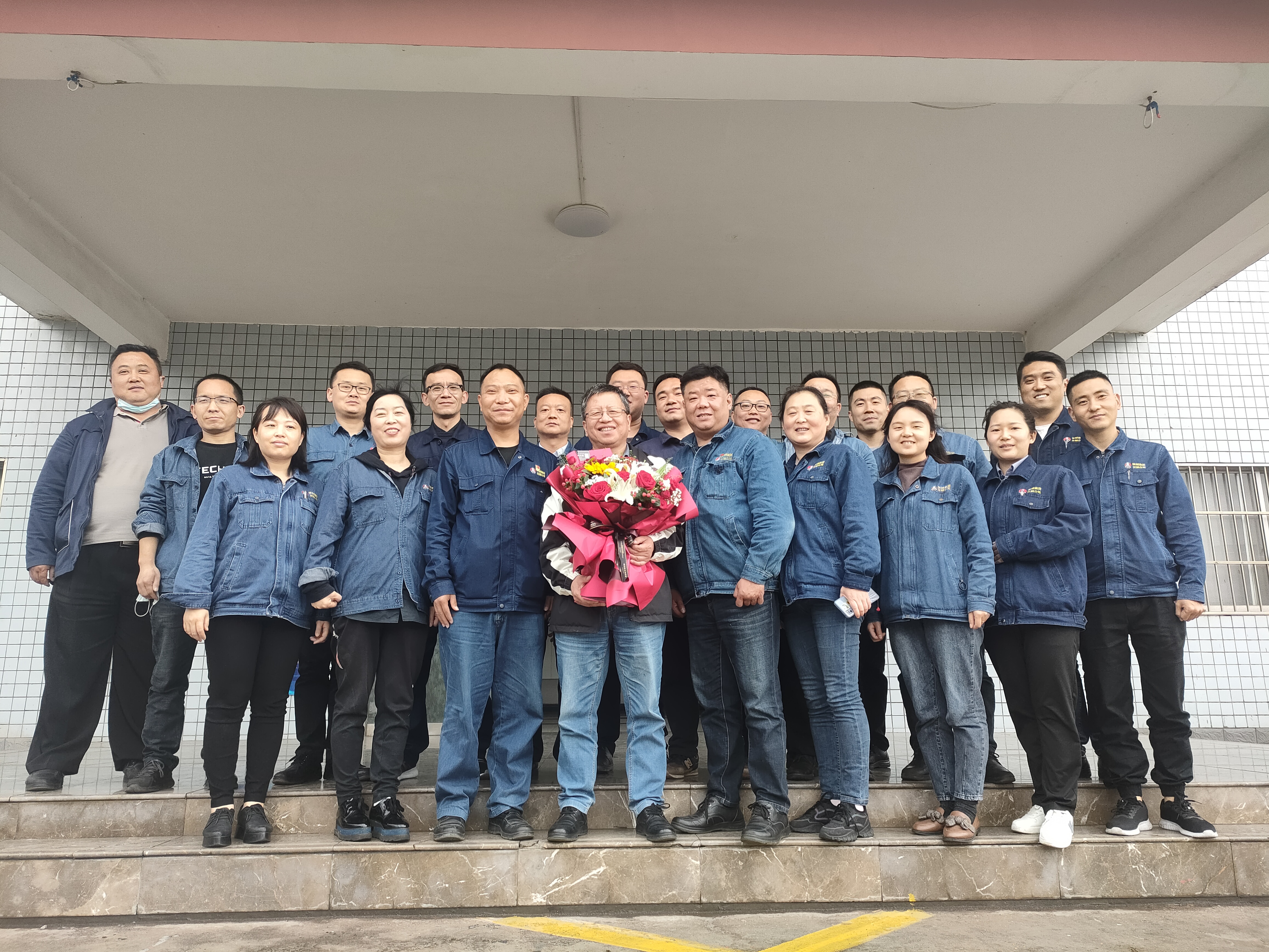 到齡離崗送領導，依依不舍情誼深---機關工會召開干部到齡離崗歡送會