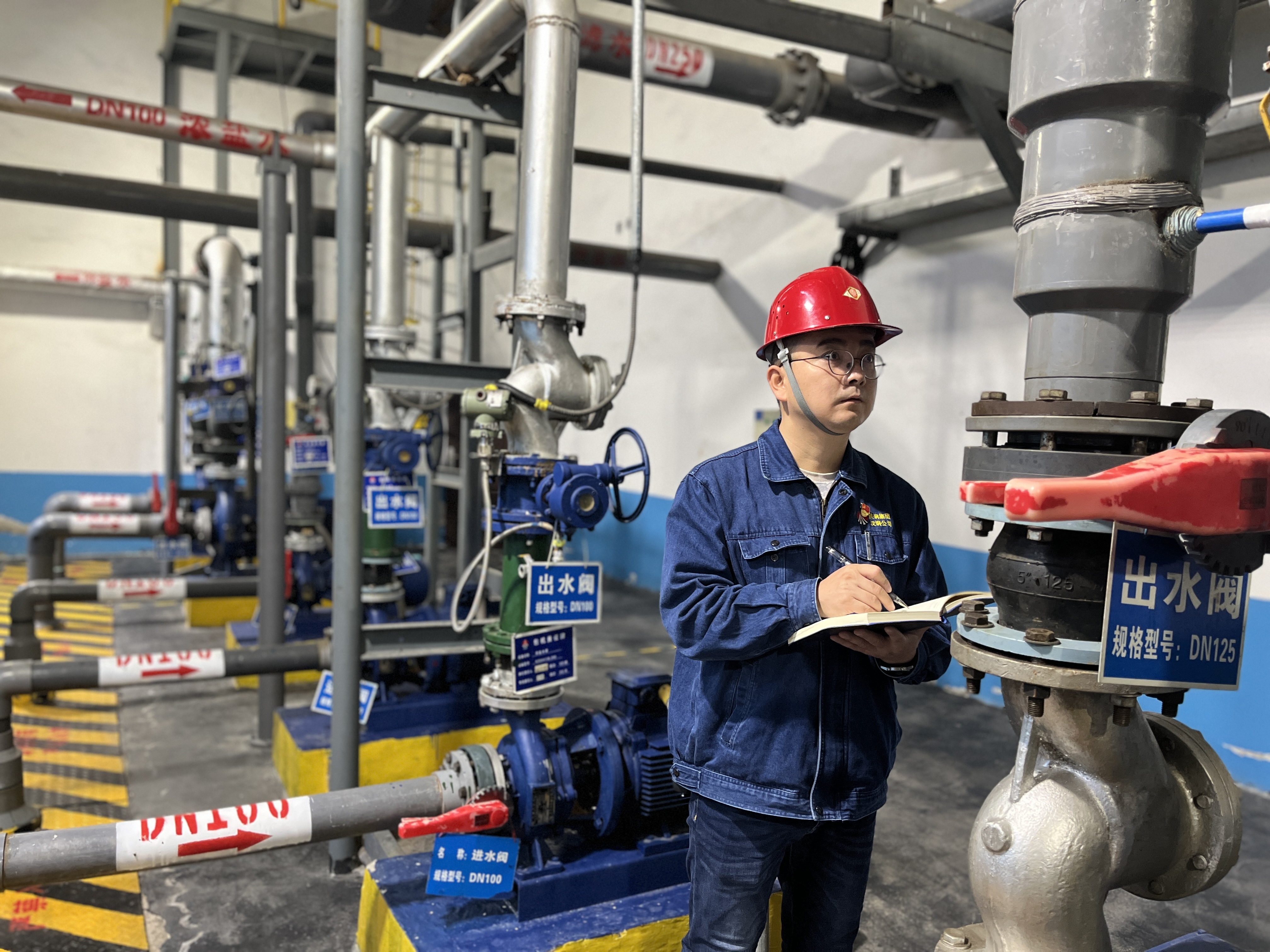 他們?cè)诮当驹鲂У馁惖郎吓Ρ寂埽? title=