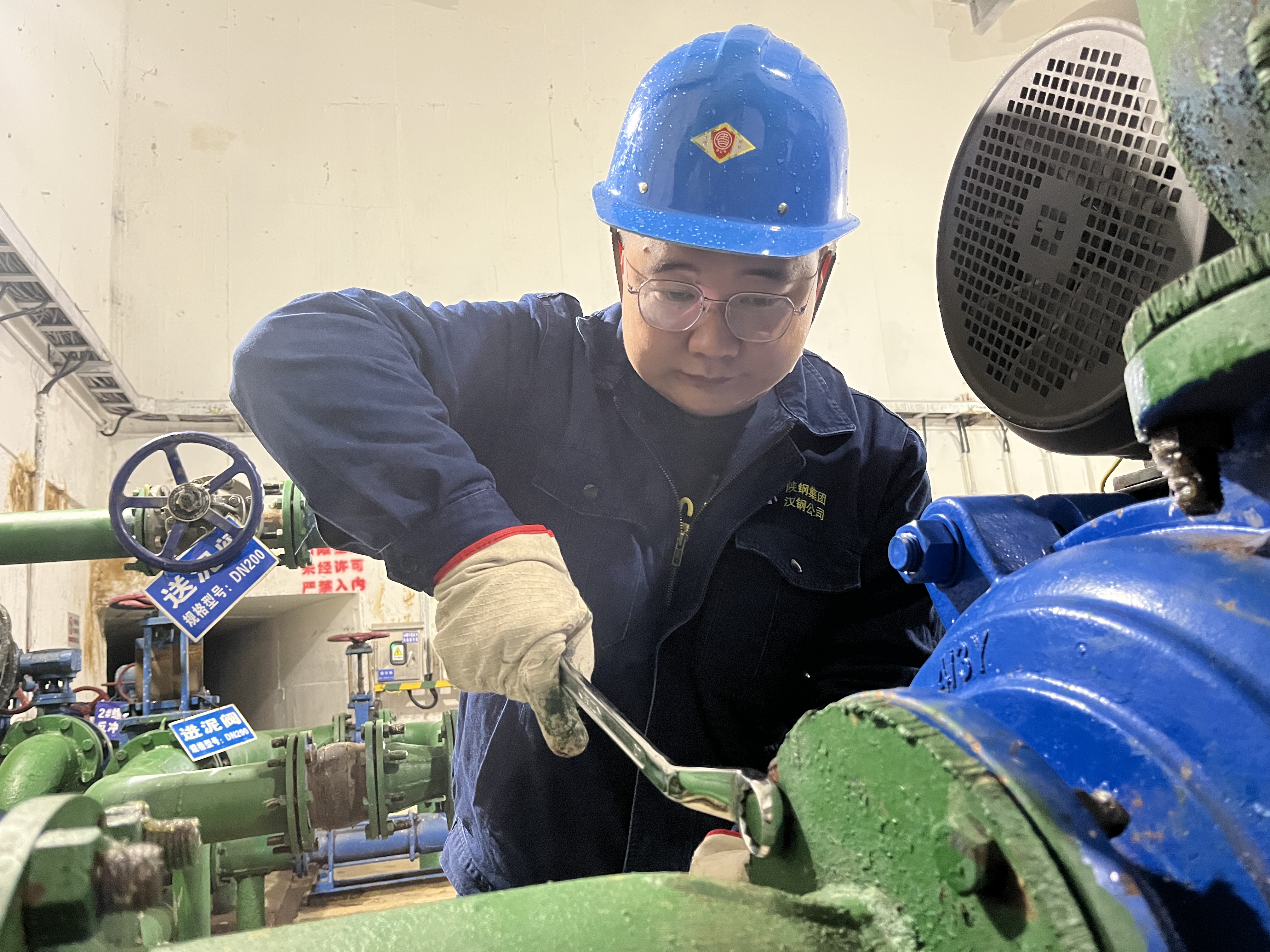 他們?cè)诮当驹鲂У馁惖郎吓Ρ寂埽? title=