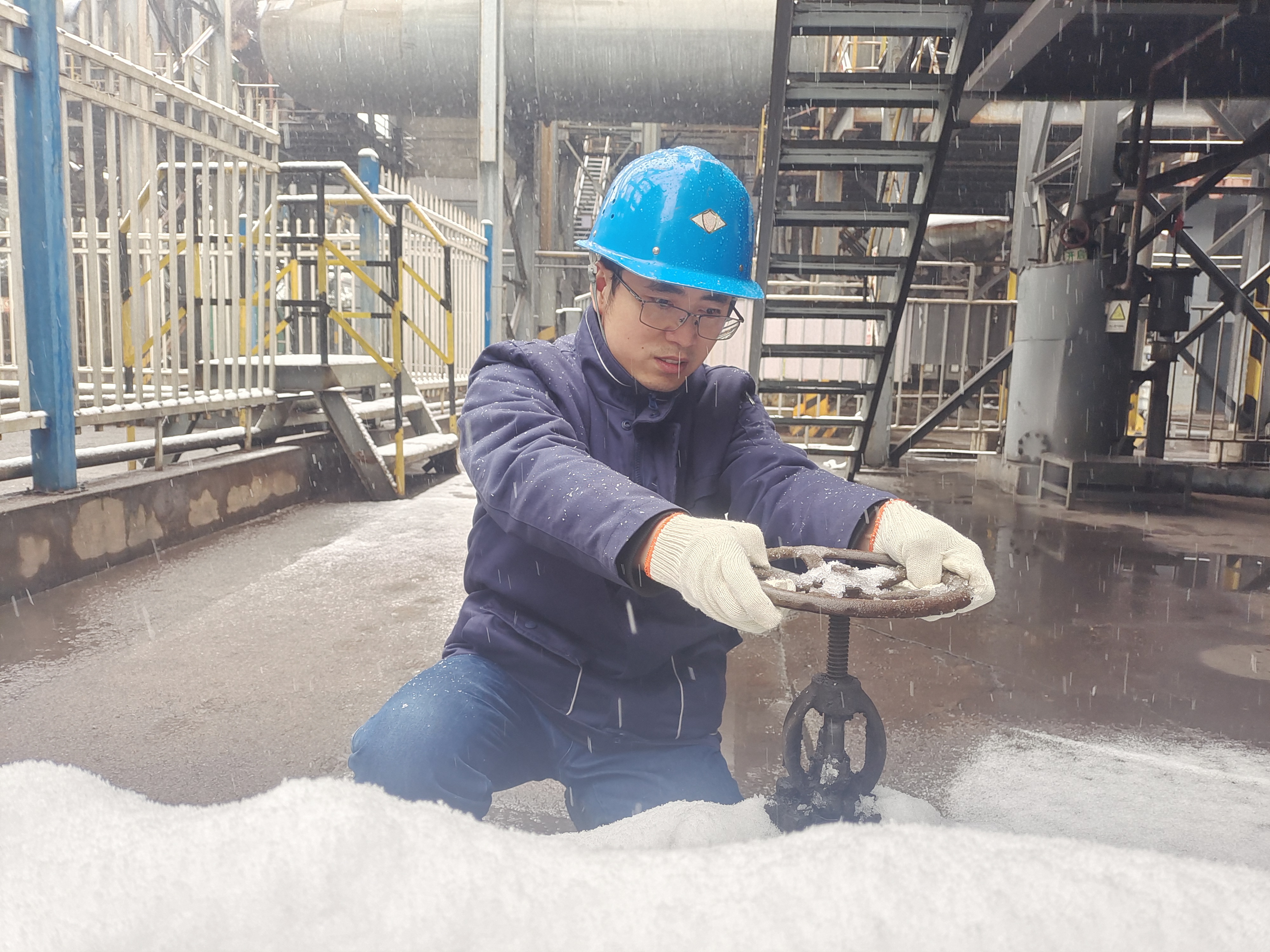 致敬!寒潮中那些堅守的身影…… 致敬!寒潮中那些堅守的身影……