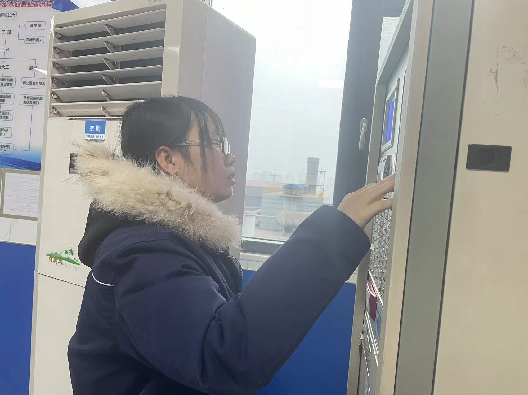 崗位上,臘梅花開香正濃 崗位上,臘梅花開香正濃